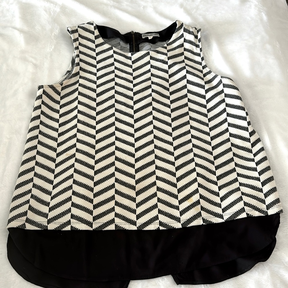 Woman top, size late.  Slightly worn but in very good condition.